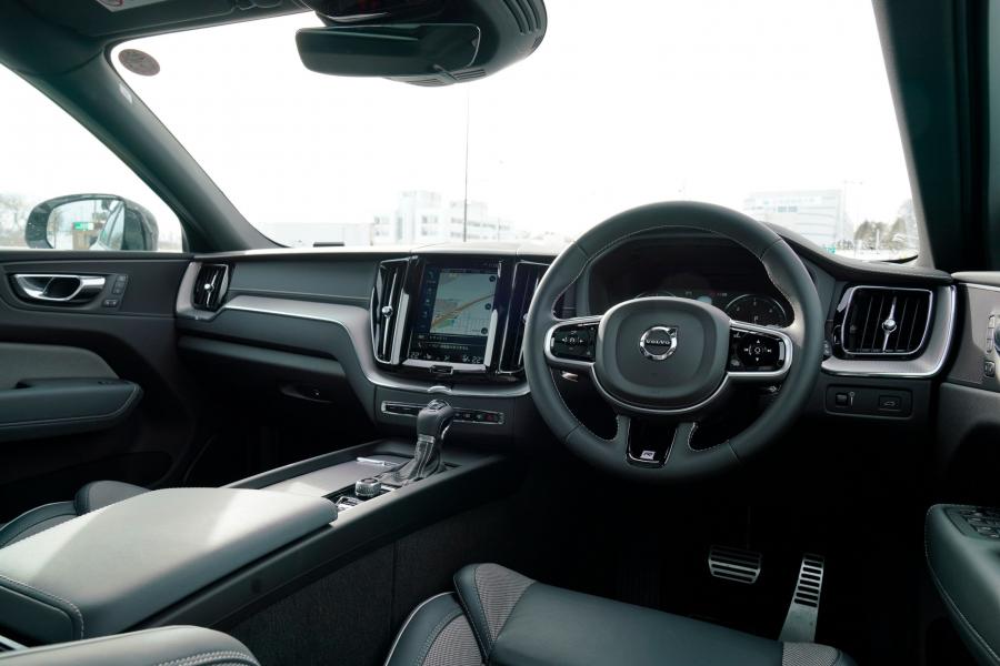 Торпедо Volvo XC60 D4 R-Design 2017 года  (JP) (фото 23 из 32)